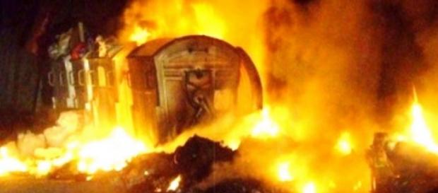 Roma, emergenza rifiuti: cassonetti incendiati Roma, emergenza rifiuti: cassonetti incendiati