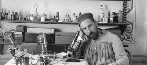 Santiago Ramón y Cajal en su laboratorio allá por el año 1884. Santiago Ramón y Cajal en su laboratorio allá por el año 1884.