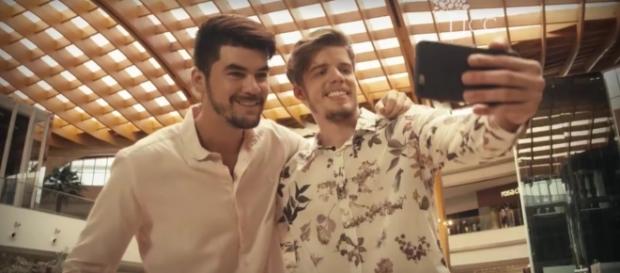Shopping inova e exibe casal gay em propaganda do Dia dos Namorados Shopping inova e exibe casal gay em propaganda do Dia dos Namorados