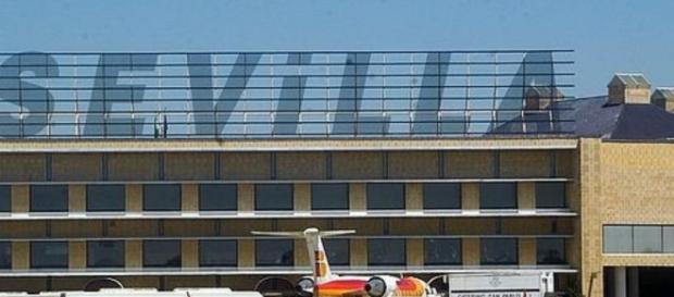 Un hombre asesina a su novia en el aeropuerto de Sevillano por perder un vuelo Un hombre asesina a su novia en el aeropuerto de Sevillano por perder un vuelo