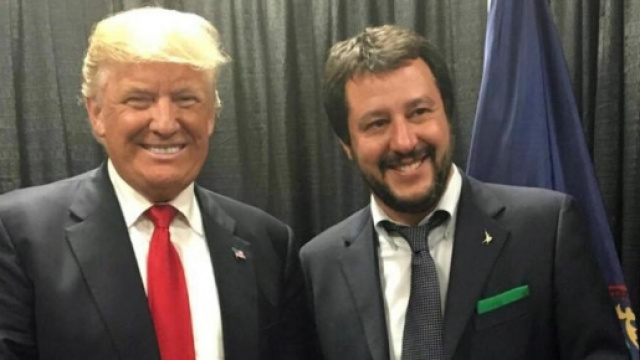 La stretta di mano tra Trump e Salvini