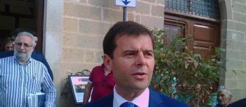 Il sindaco di Taviano, Giuseppe Tanisi, prima del consiglio comunale.