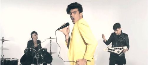 THE KOLORS, Stash sputa sulla telecamera.