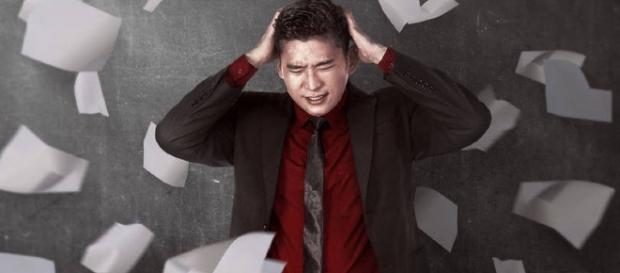 A tristeza de um empregado chinês que não atingiu suas metas A tristeza de um empregado chinês que não atingiu suas metas