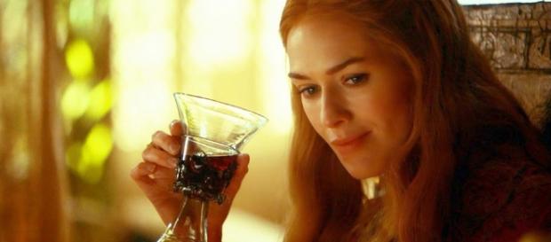 Cersei Lanister con una copa de vino - HBO Cersei Lanister con una copa de vino - HBO