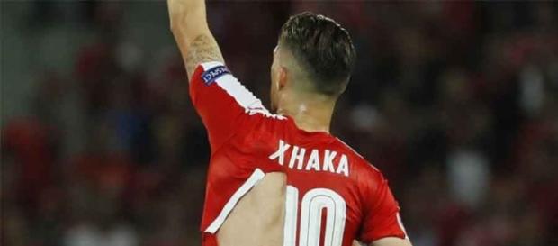 El jugador suizo Xhaka reclamando cambiarse la camiseta, rota totalmente por detrás. El jugador suizo Xhaka reclamando cambiarse la camiseta, rota totalmente por detrás.
