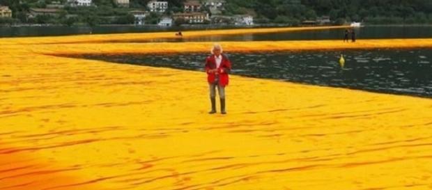 La passerella di Christo che sta facendo discutere il mondo La passerella di Christo che sta facendo discutere il mondo
