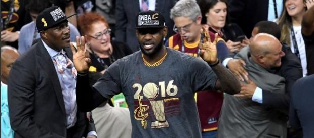 Lebron James celebra el título con Cleveland, su tercer anillo Lebron James celebra el título con Cleveland, su tercer anillo