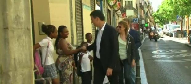 Pedro Sánchez saludando a una familia negra (Antena 3) Pedro Sánchez saludando a una familia negra (Antena 3)