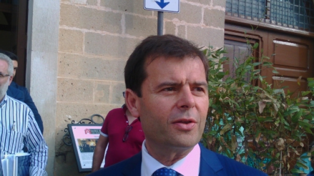 Il sindaco di Taviano, Giuseppe Tanisi, prima del consiglio comunale.