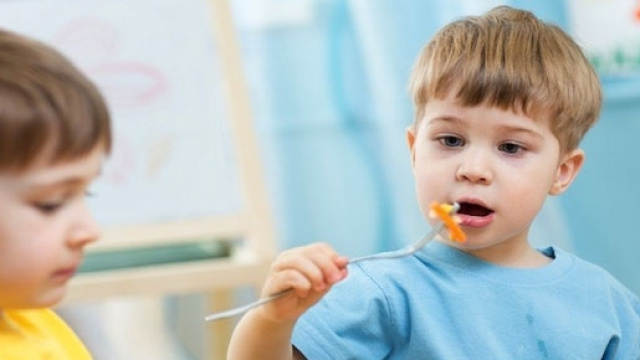 Mense scolastiche: cibi avariati nei piatti dei nostri bambini