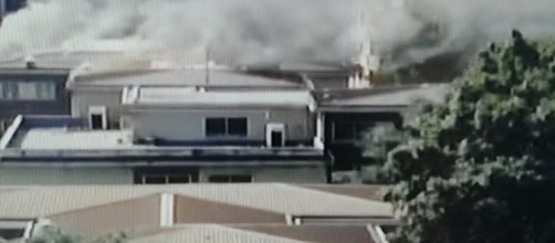 L'incendio sul tetto della scuola a Milano