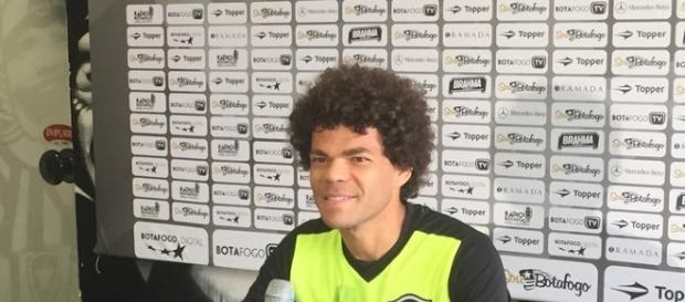 Camilo, novo contratado do Botafogo, tem estreia adiada por falhas no site da Fifa Camilo, novo contratado do Botafogo, tem estreia adiada por falhas no site da Fifa
