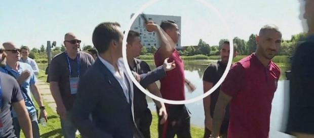 CR7 se irrita com repórter e joga microfone no lago CR7 se irrita com repórter e joga microfone no lago