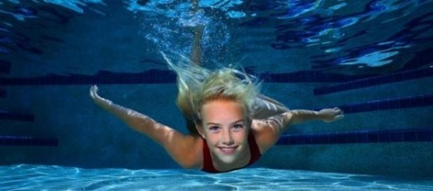 Una din fetele înecate sâmbătă la piscina din Străulești a murit Una din fetele înecate sâmbătă la piscina din Străulești a murit