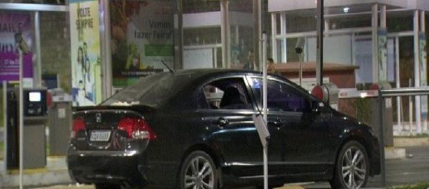 Veículo foi alvejado por pelo menos 15 disparos Veículo foi alvejado por pelo menos 15 disparos