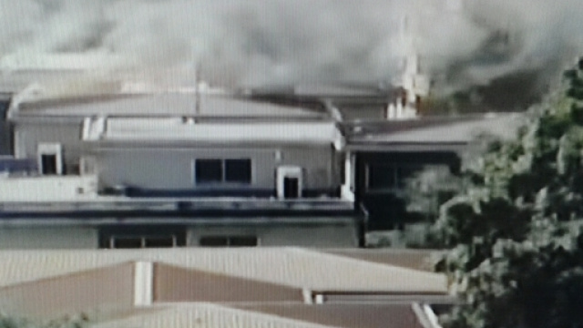 L'incendio sul tetto della scuola a Milano
