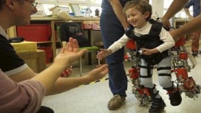 Speranza per i bambini affetti da SMA: progettato un esoscheletro che li aiuta a camminare. Fonte Foto adnkronos