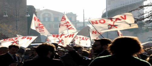 Bandiere No Tav durante un corteo.