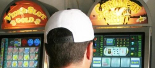 Il locale è stato sanzionato con 16 mila euro di multa e le slot machine sono state sequestrate.