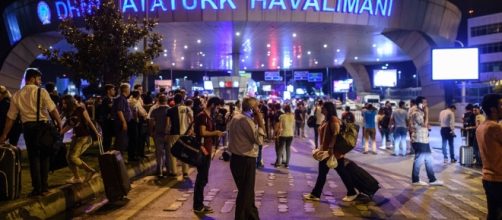 L'attentato all'aeroporto di Istanbul - Internazionale - internazionale.it