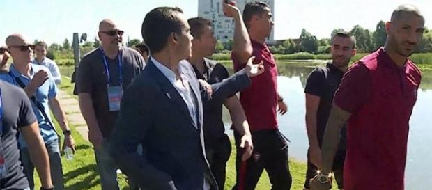 Cristiano Ronaldo atira microfone da CMTV a um lago. Cristiano Ronaldo atira microfone da CMTV a um lago.