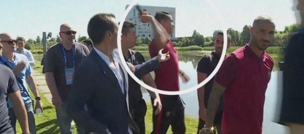 Cristiano Ronaldo joga microfone de repórter na água Cristiano Ronaldo joga microfone de repórter na água