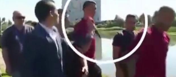 Cristiano Ronaldo reißt einem Reporter das Mikrofon au der Hand Cristiano Ronaldo reißt einem Reporter das Mikrofon au der Hand