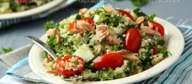 Ensalada tabulé de quínoa y salmón — Foto de stock © IMelnyk #35469327 - depositphotos.com Ensalada tabulé de quínoa y salmón — Foto de stock © IMelnyk #35469327 - depositphotos.com