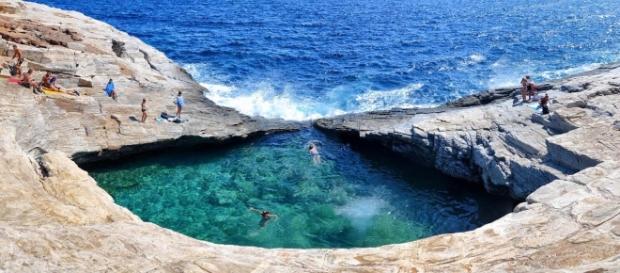 Piscina natural de Giolas, na ilha grega de Thassos Piscina natural de Giolas, na ilha grega de Thassos