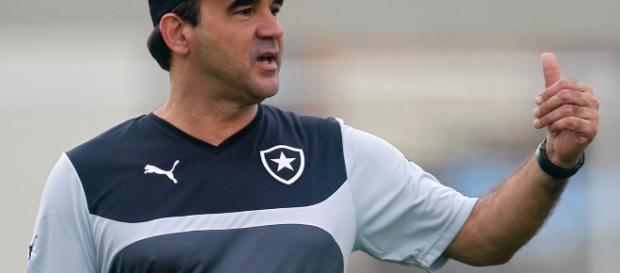 Ricardo Gomes enfrenta dificuldades para fechar escalação Ricardo Gomes enfrenta dificuldades para fechar escalação