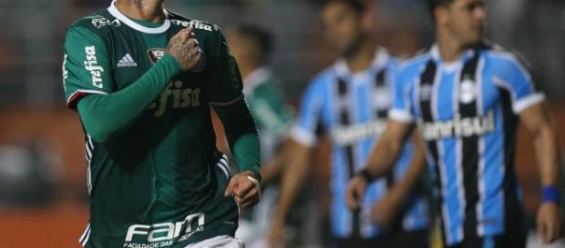 Róger Guedes, atacante do Palmeiras, também virou alvo Róger Guedes, atacante do Palmeiras, também virou alvo