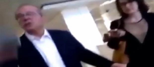 Senador dá chute na mala de petista - Veja video Senador dá chute na mala de petista - Veja video