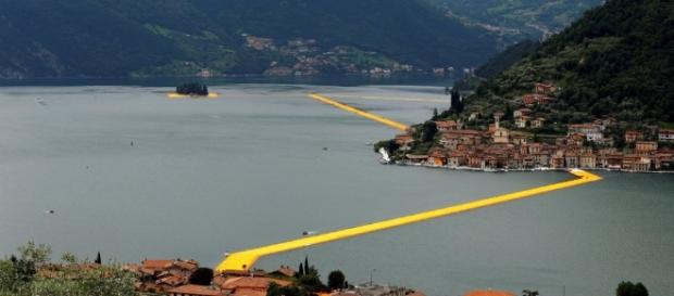 The Floating piers: migliaia in coda. The Floating piers: migliaia in coda.