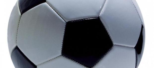 Un ballon qui porte en lui les espoirs de 2 pays. Un ballon qui porte en lui les espoirs de 2 pays.
