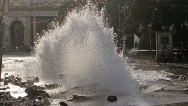 Il getto d'acqua che fuoriesce dalla tubatura davanti alla stazione di Principe.
