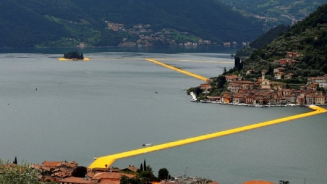 The Floating piers: migliaia in coda.