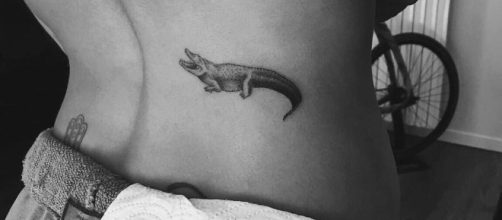 Chiara Biasi esibisce il nuovo tattoo: un coccodrillo