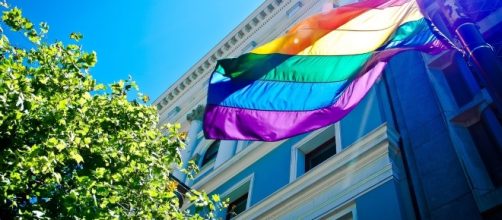 La bandiera arcobaleno, simbolo della rivendicazione dei diritti della comunità LGBT