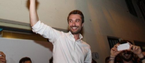 Lorenzo Falchi, nuovo sindaco di Sesto Fiorentino, mentre festeggia la vittoria elettorale