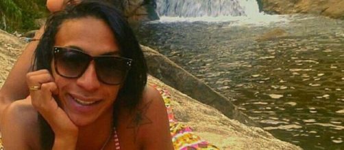 Lorran Lorang, de 19 anos, foi encontrada morta na Praça da Liberdade, em Petrópolis. A provável causa foi suicídio.
