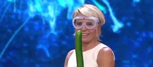 Maria De Filippi impegnata nella trasmissione "Tu Si Que Vales"