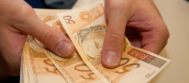 Denominações religiosas cobram dízimo com ameaças de devorador de finanças Denominações religiosas cobram dízimo com ameaças de devorador de finanças