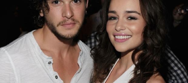 Kit Harignton e Emilia Clarke. Foto: Google Kit Harignton e Emilia Clarke. Foto: Google