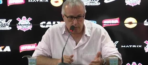 Roberto de Andrade já autorizou sua comissão para procurar um novo lateral. Roberto de Andrade já autorizou sua comissão para procurar um novo lateral.
