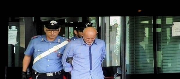 Roberto Garini al momento dell'arresto per l'omicidio della 44enne Emanuela Preceruti (foro: Repubblica.it) Roberto Garini al momento dell'arresto per l'omicidio della 44enne Emanuela Preceruti (foro: Repubblica.it)
