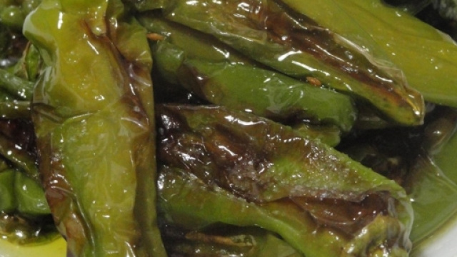 'Friggitelli' e formaggi dorati: ricetta economica e gustosa.