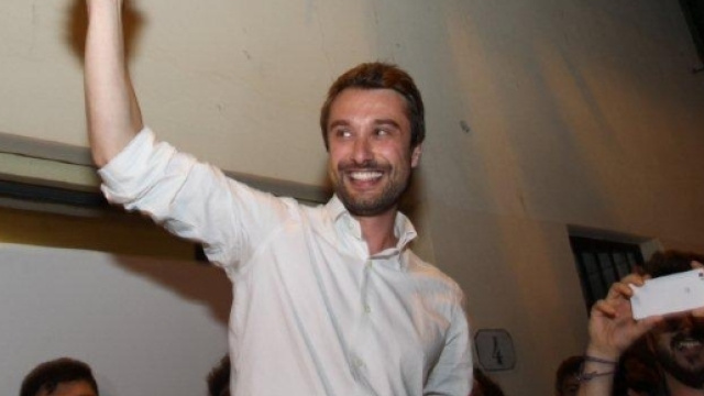 Lorenzo Falchi, nuovo sindaco di Sesto Fiorentino, mentre festeggia la vittoria elettorale