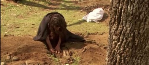 Ines comincia ad avere dubbi sulla morte della figlia e scava la fossa.