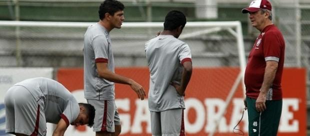 Levir (direita) orienta Maranhão (centro) e Édson (esquerda) em treino do Flu (Foto: Nelson Perez / Divulgação FFC) Levir (direita) orienta Maranhão (centro) e Édson (esquerda) em treino do Flu (Foto: Nelson Perez / Divulgação FFC)